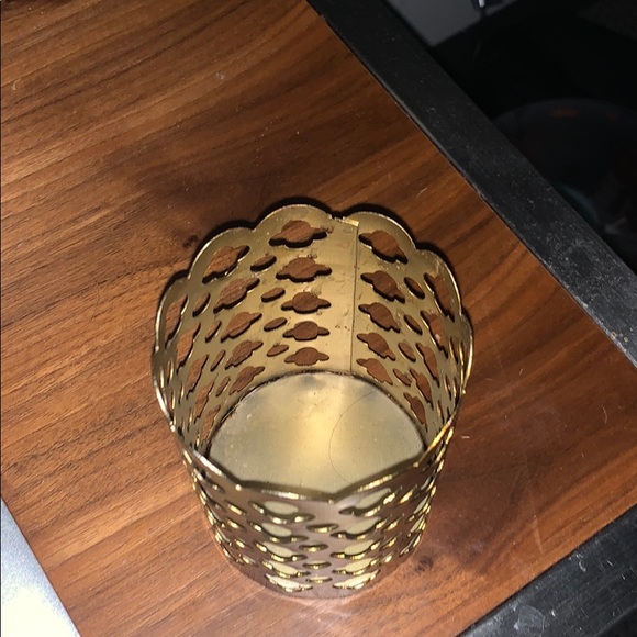 Desk essentials - Picture 2 of 2